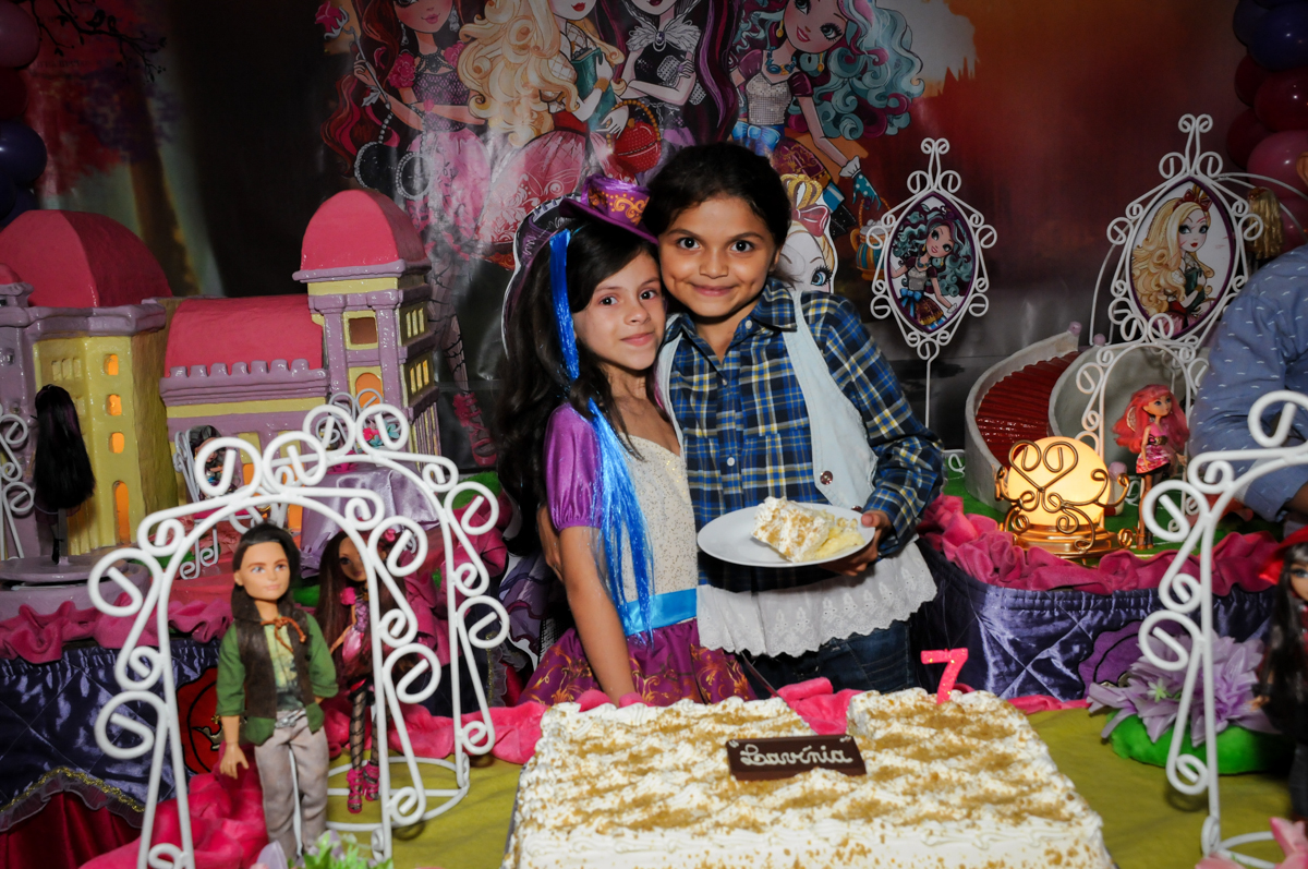 amiga recebe o primeiro pedaço de bolo