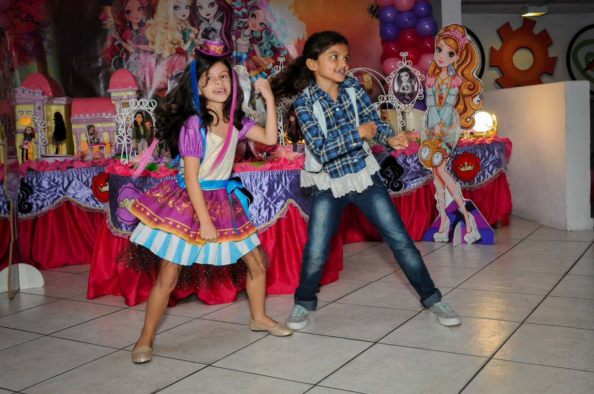 dançando a coreografia das monster High