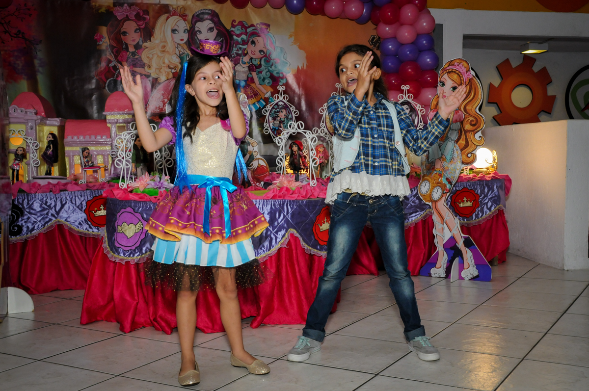 A coreografia continua no Festa infantil, Buffet Fábrica da Alegria, aniversário de Laínia 7 anos, tema da festa Monster High