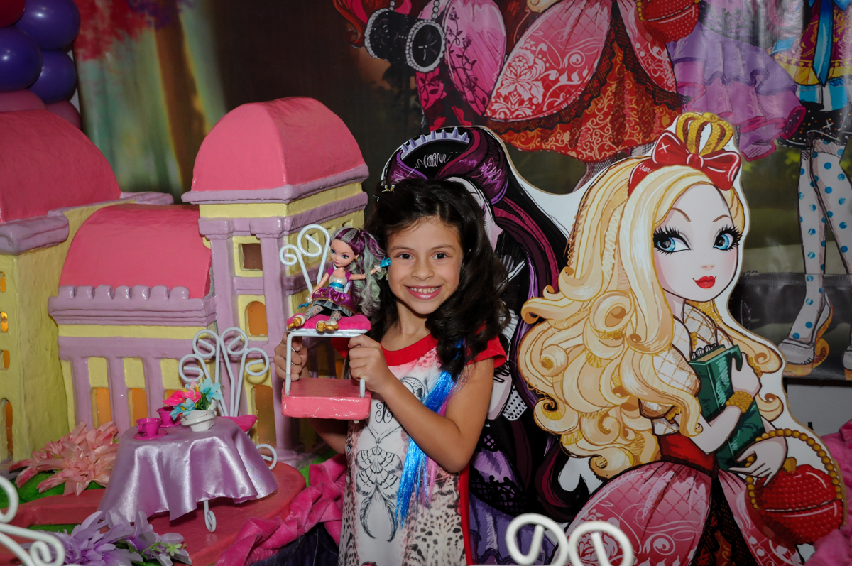 fotografia da aniversariante no Festa infantil, Buffet Fábrica da Alegria, aniversário de Laínia 7 anos, tema da festa Monster High