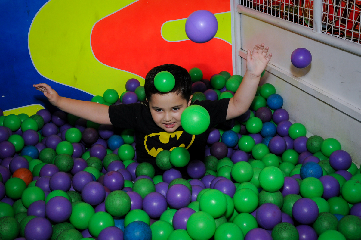 caindo na piscina de bolinha no Buffet Fábrica da Alegria, festa Infantil, aniversário de Gregório 5 anos, tema da festa Batman