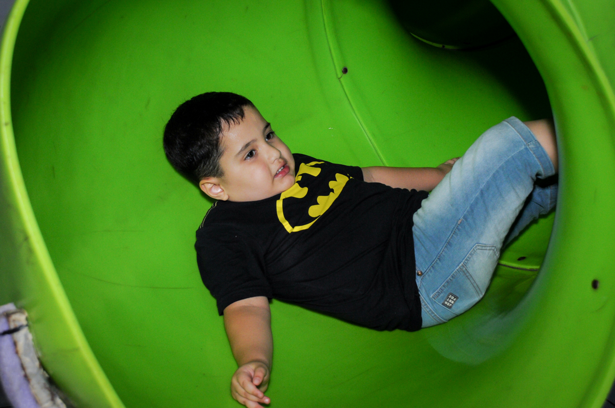 descendo no escorregador no Buffet Fábrica da Alegria, festa Infantil, aniversário de Gregório 5 anos, tema da festa Batman