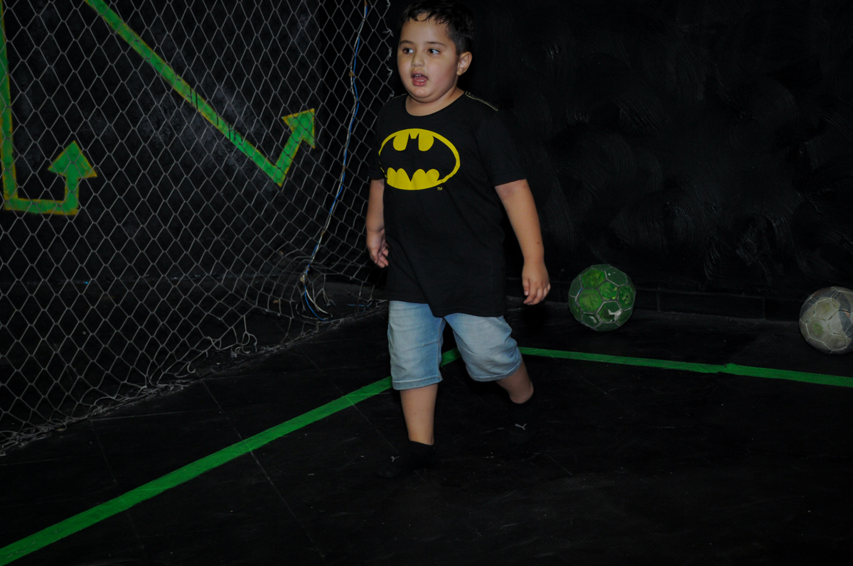 jogo de futebol no ecuro no Buffet Fábrica da Alegria, festa Infantil, aniversário de Gregório 5 anos, tema da festa Batman