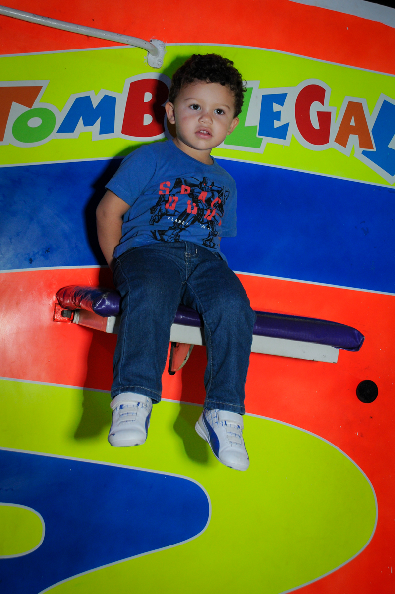 brincadeira no tombo legal no Buffet Fábrica da Alegria, festa Infantil, aniversário de Gregório 5 anos, tema da festa Batman