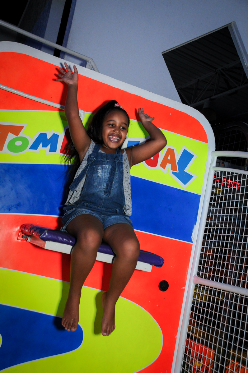 mais brincadeiras no tombo legal no Buffet Fábrica da Alegria, festa Infantil, aniversário de Gregório 5 anos, tema da festa Batman