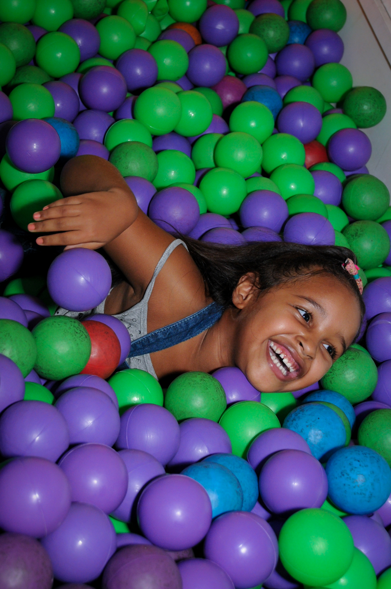 caindo na piscina e bolinha no Buffet Fábrica da Alegria, festa Infantil, aniversário de Gregório 5 anos, tema da festa Batman