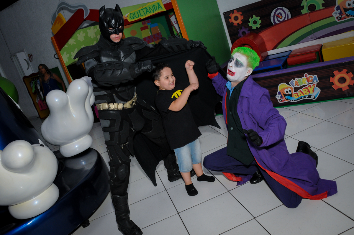 chegada dos personagens para o show do batman no Buffet Fábrica da Alegria, festa Infantil, aniversário de Gregório 5 anos, tema da festa Batman