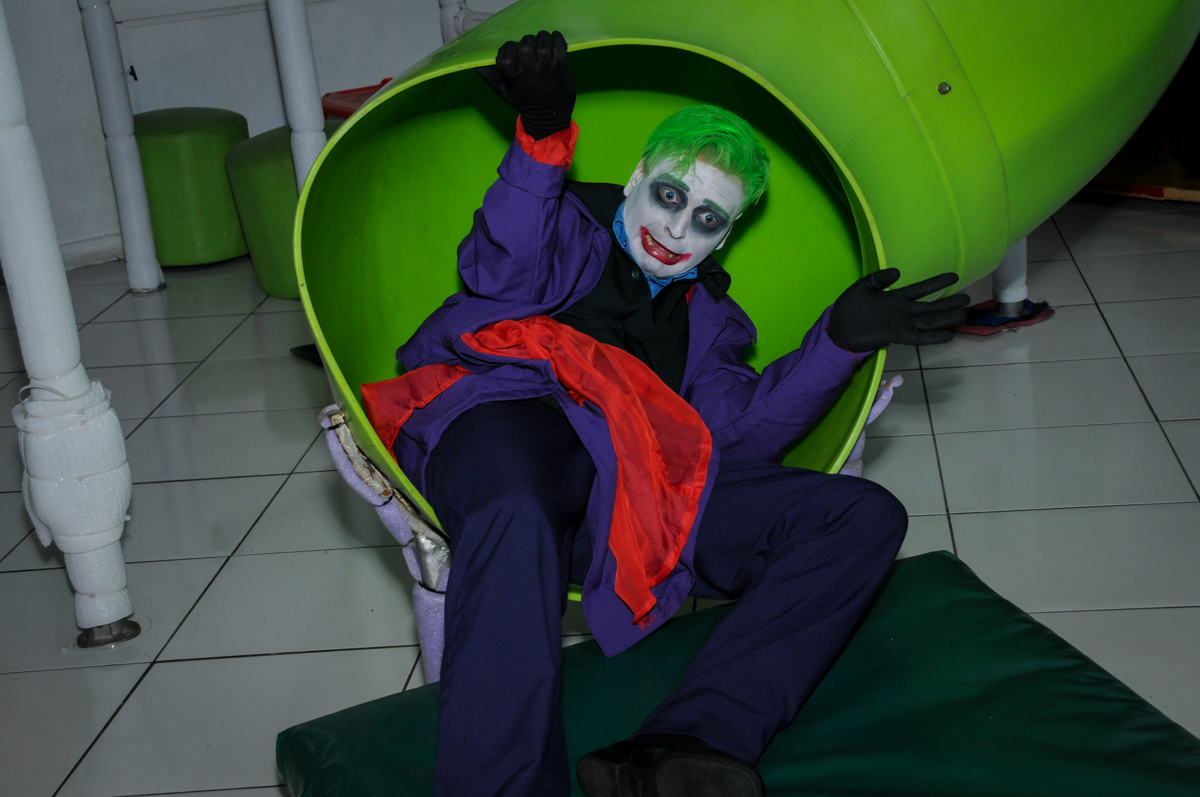 personagem do batman no escorregador no Buffet Fábrica da Alegria, festa Infantil, aniversário de Gregório 5 anos, tema da festa Batman