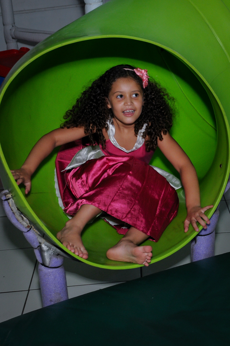 amiguinha brinca no escorregador do brinquedão no Buffet Fábrica da Alegria, festa Infantil, aniversário de Gregório 5 anos, tema da festa Batman