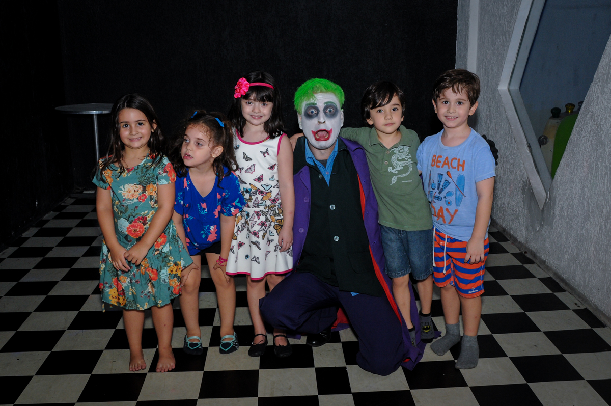 as crianças fazem foto com os personagns do batman no Buffet Fábrica da Alegria, festa Infantil, aniversário de Gregório 5 anos, tema da festa Batman