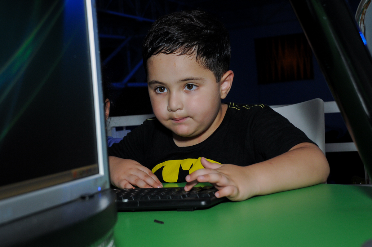 aniversariante joga nos games no Buffet Fábrica da Alegria, festa Infantil, aniversário de Gregório 5 anos, tema da festa Batman