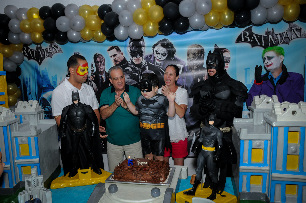 hora de cantar o parabéns no Buffet Fábrica da Alegria, festa Infantil, aniversário de Gregório 5 anos, tema da festa Batman