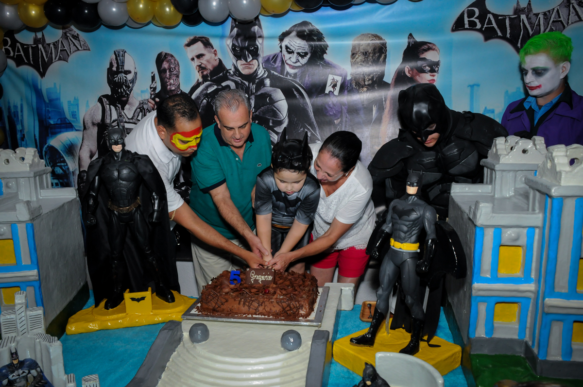 cortando o primeiro pedaço de bolo no Buffet Fábrica da Alegria, festa Infantil, aniversário de Gregório 5 anos, tema da festa Batman