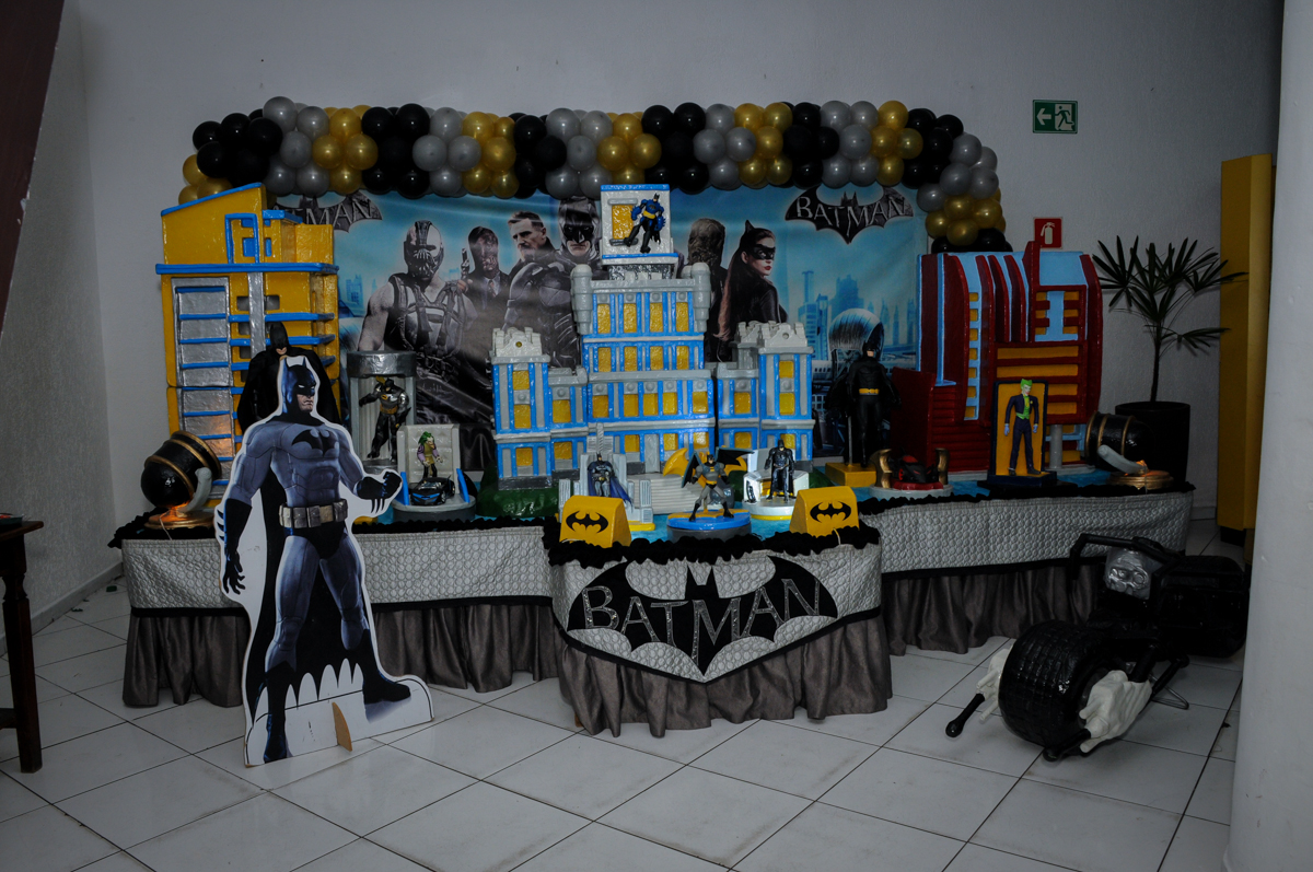 mesa do tema da festa no Buffet Fábrica da Alegria, festa Infantil, aniversário de Gregório 5 anos, tema da festa Batman
