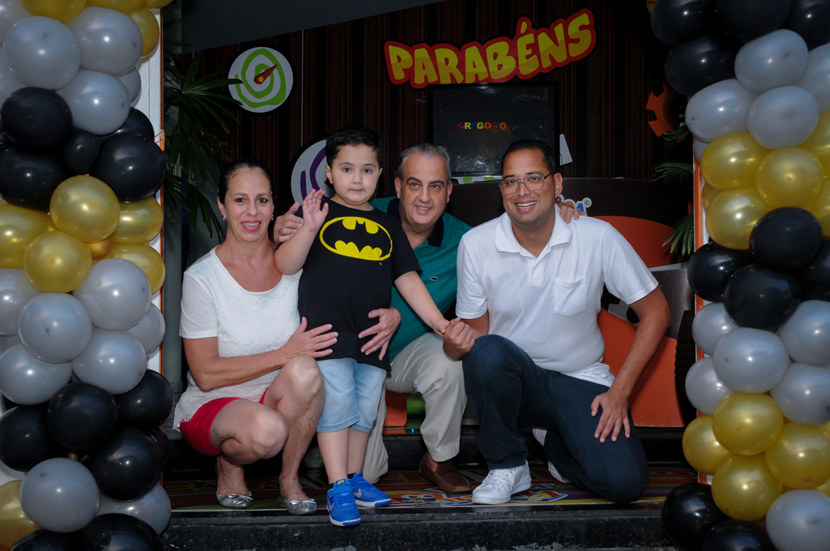 foto da família no Buffet Fábrica da Alegria, festa Infantil, aniversário de Gregório 5 anos, tema da festa Batman
