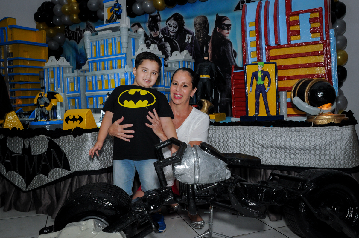 Foto vó e neto no Buffet Fábrica da Alegria, festa Infantil, aniversário de Gregório 5 anos, tema da festa Batman