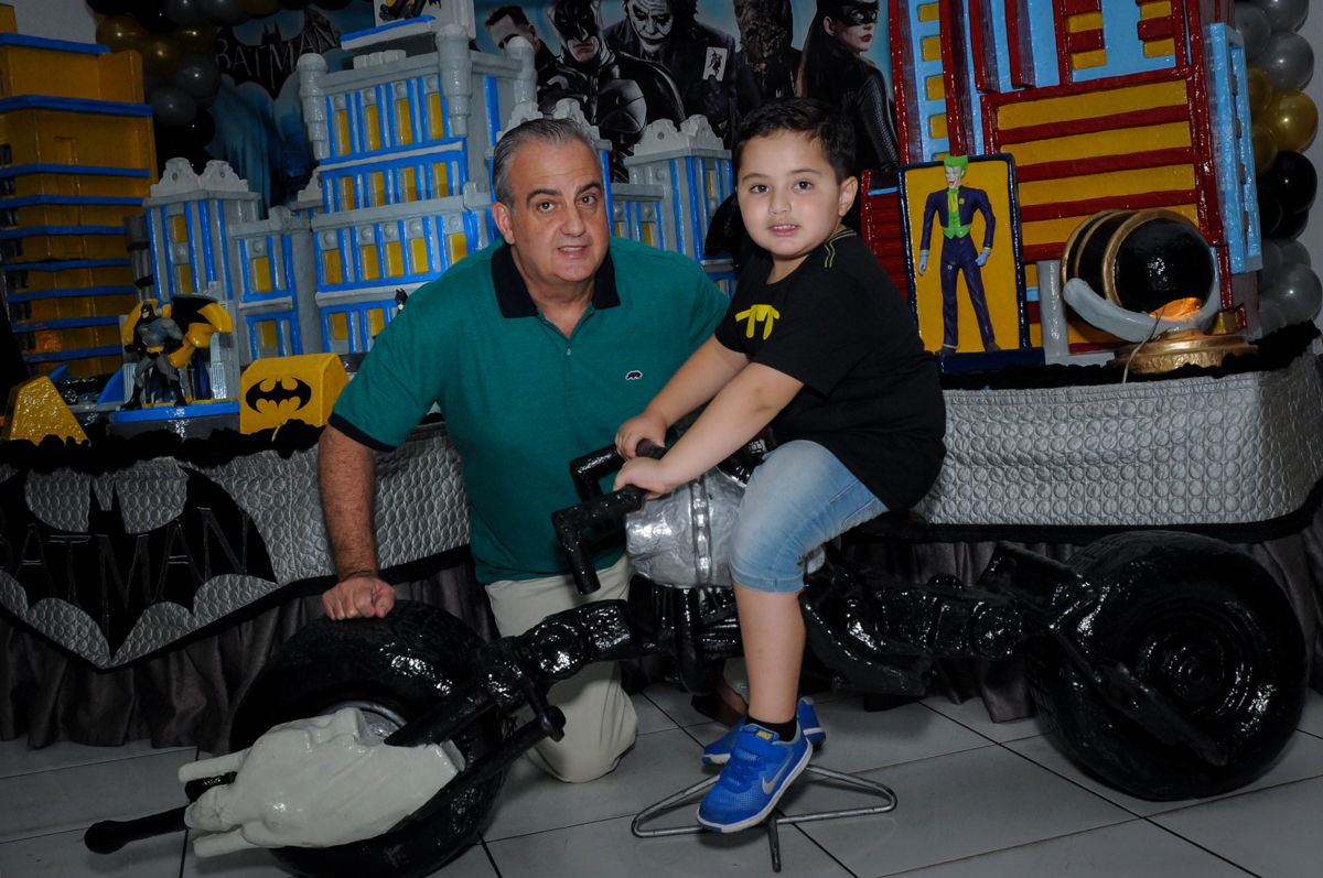 foto do vô e neto no Buffet Fábrica da Alegria, festa Infantil, aniversário de Gregório 5 anos, tema da festa Batman