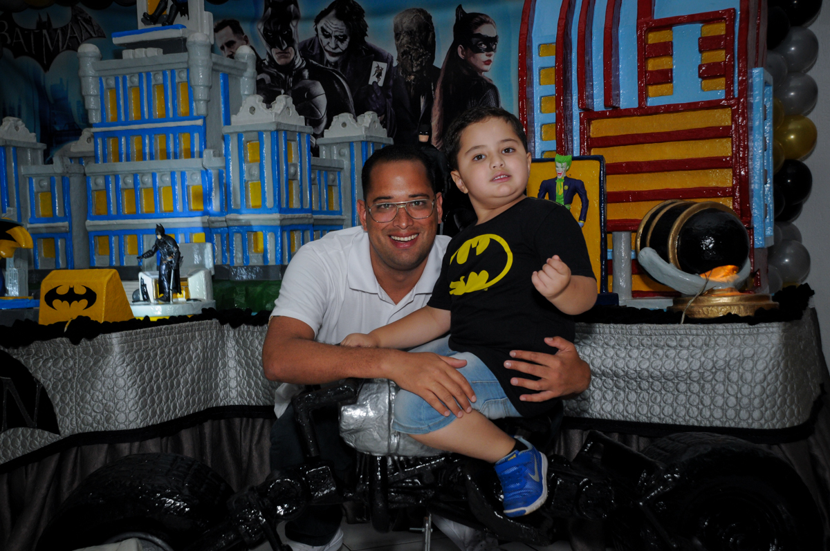 foto pai e filho no Buffet Fábrica da Alegria, festa Infantil, aniversário de Gregório 5 anos, tema da festa Batman