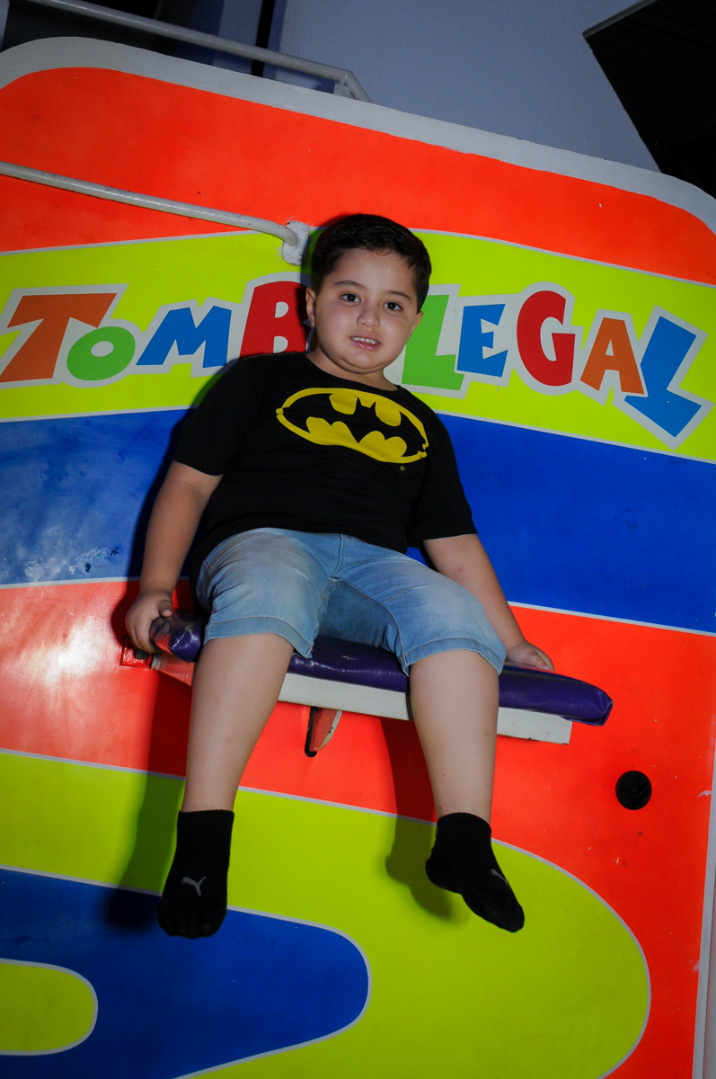 brincando no tombo legal no Buffet Fábrica da Alegria, festa Infantil, aniversário de Gregório 5 anos, tema da festa Batman
