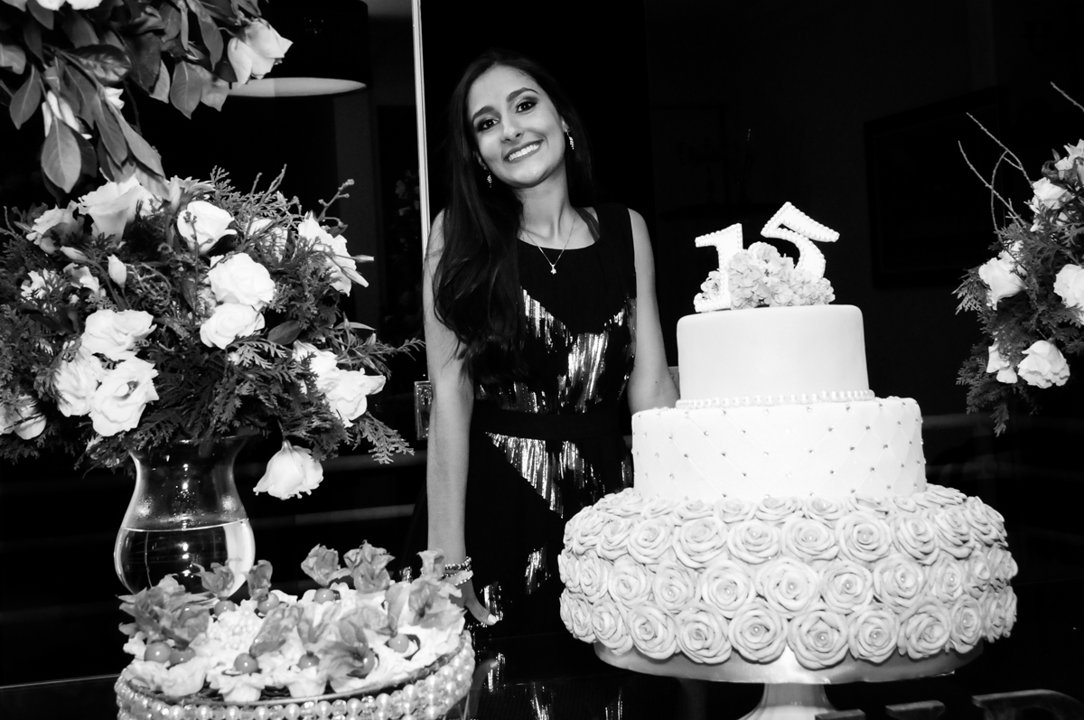 fotografia da aniversariante na mesa do bolo no Condomínio Alphaville, festa 15 anos Maria Eduard 15 anos