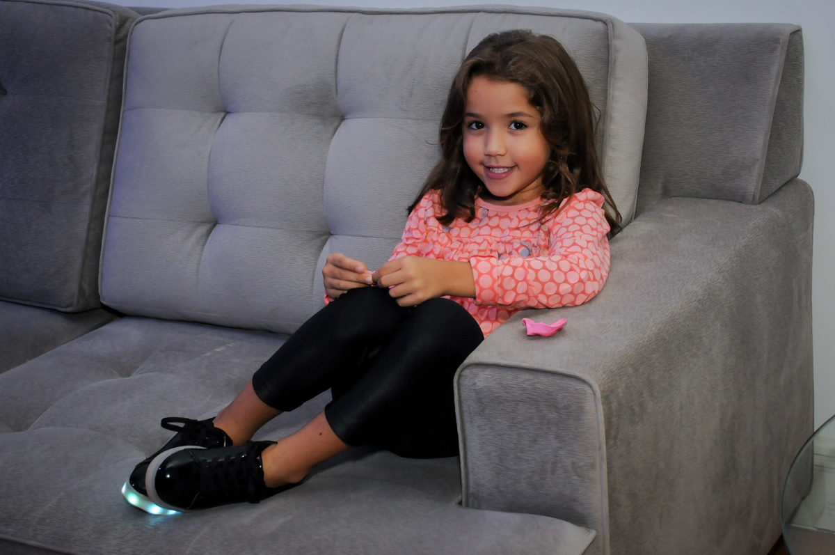 amiguinha sendo fotografada no Condomínio Alphaville, festa 15 anos Maria Eduard 15 anos