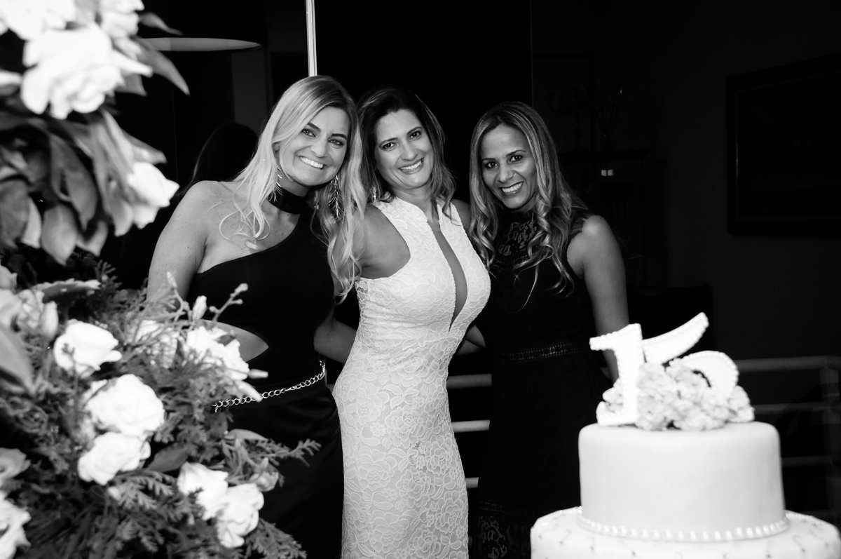 mãe da aniversariante com suas amigas sendo fotografada no Condomínio Alphaville, festa 15 anos Maria Eduard 15 anos