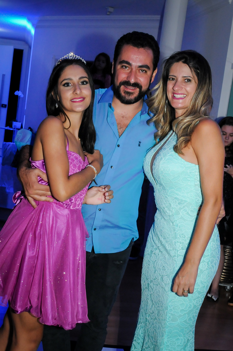 foto pai,mãe e filha no Condomínio Alphaville, festa 15 anos Maria Eduard 15 anos