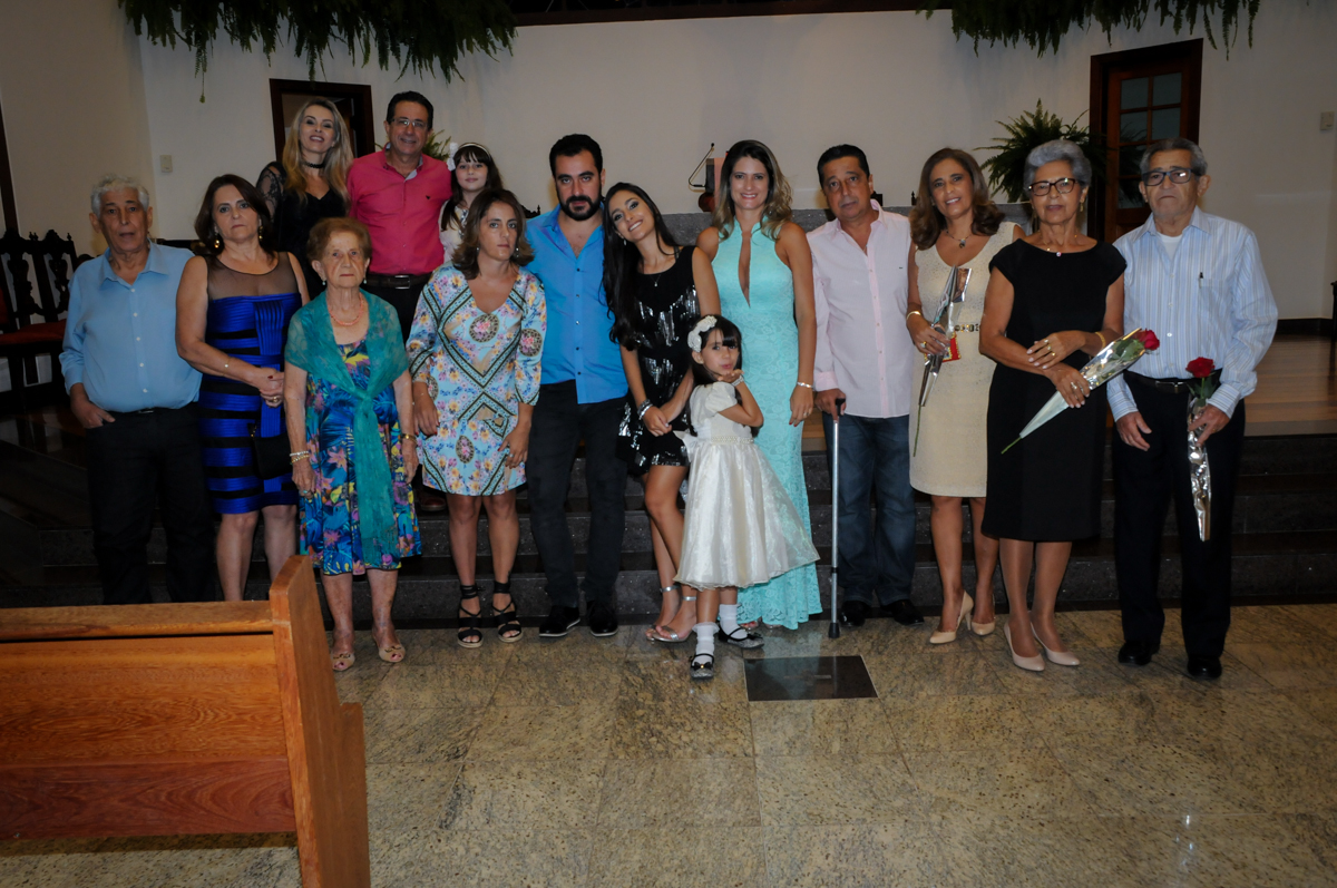 família reunida para foto na missa no Condomínio Alphaville, festa 15 anos Maria Eduard 15 anos