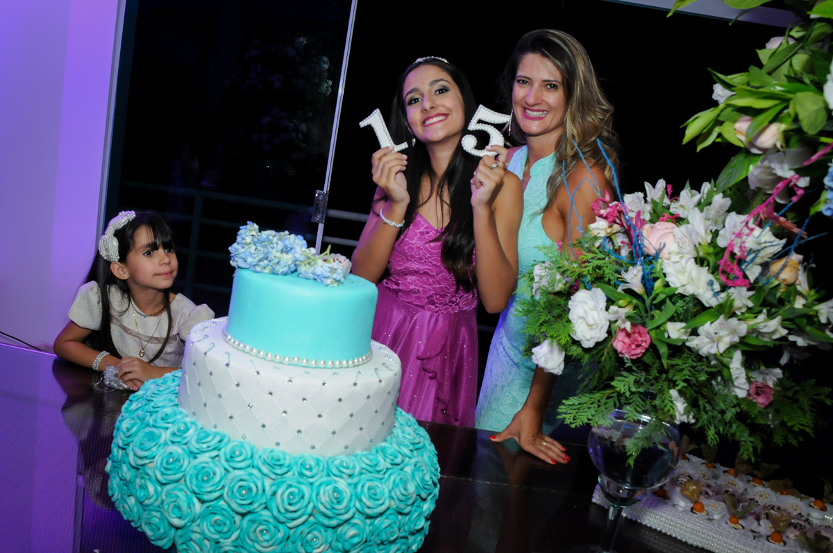 família canta parabéns no Condomínio Alphaville, festa 15 anos Maria Eduard 15 anos