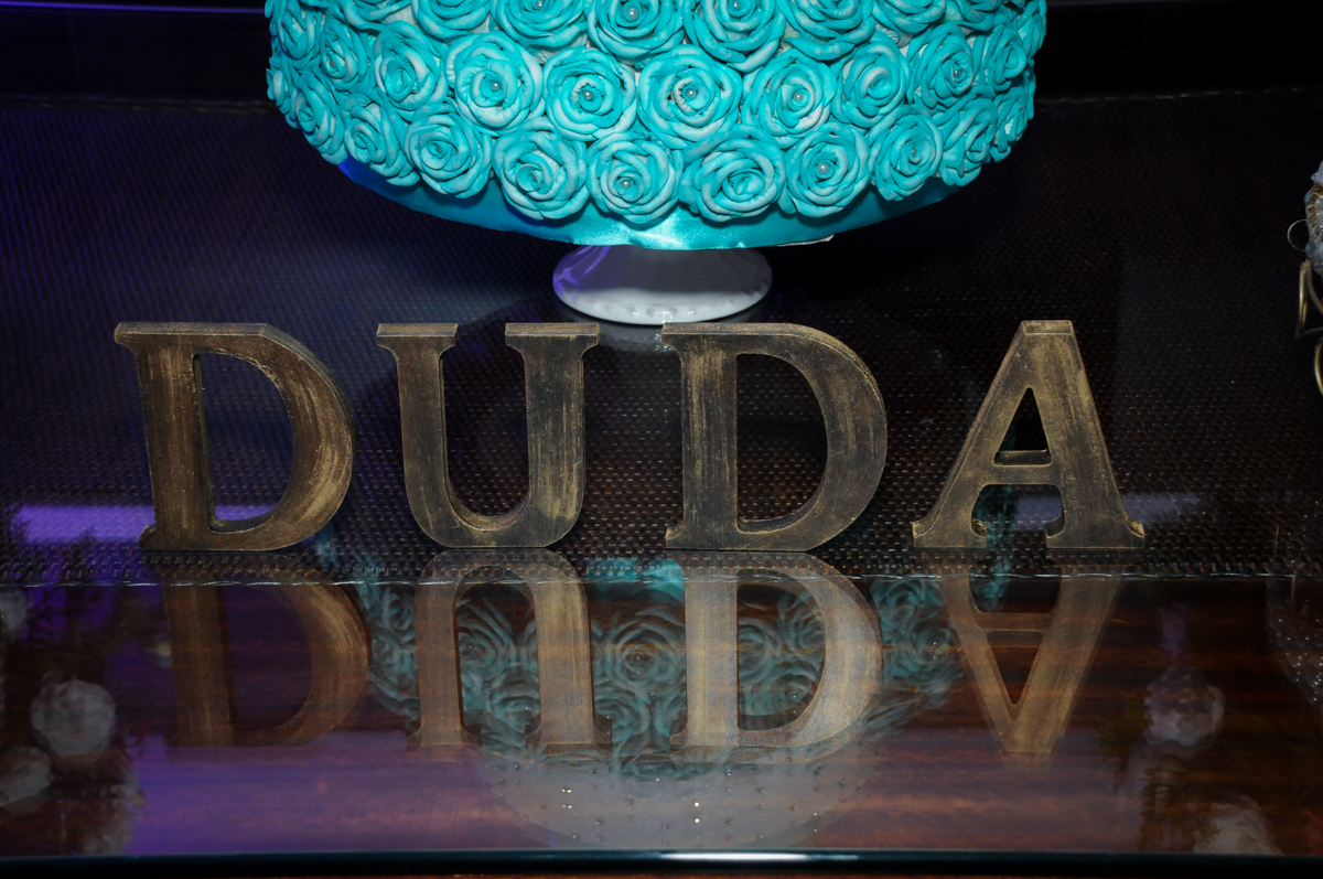 mesa decorada com o bolo no Condomínio Alphaville, festa 15 anos Maria Eduard 15 anos