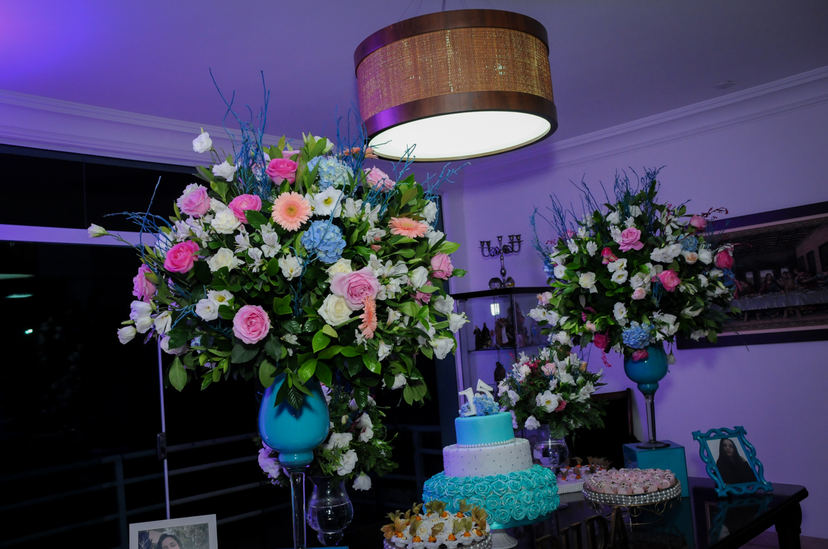 decoração com flores no Condomínio Alphaville, festa 15 anos Maria Eduard 15 anos