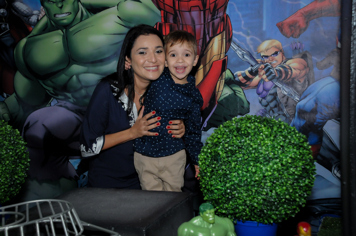 fotografia mãe e filho no Buffet Fábrica da Alegria, Osasco,SP, festa infantil, tema os vingadores, Lucas 5 anos