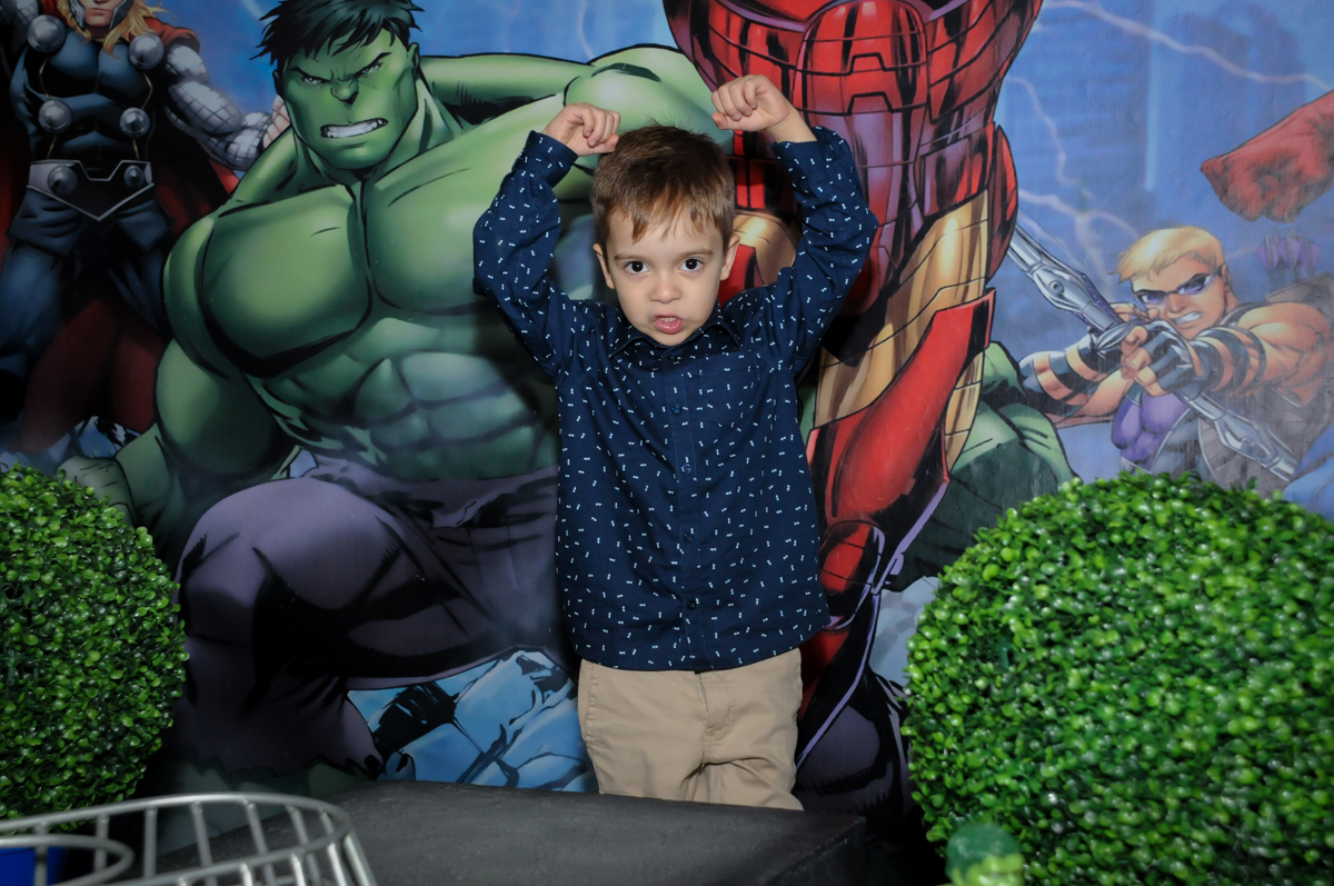 fotografia do aniversariante na mesa decorada no Buffet Fábrica da Alegria, Osasco,SP, festa infantil, tema os vingadores, Lucas 5 anos