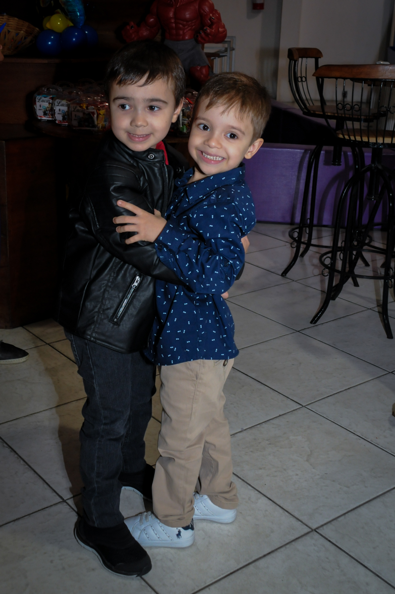 Recebendo o amigo em sua festa no Buffet Fábrica da Alegria, Osasco,SP, festa infantil, tema os vingadores, Lucas 5 anos