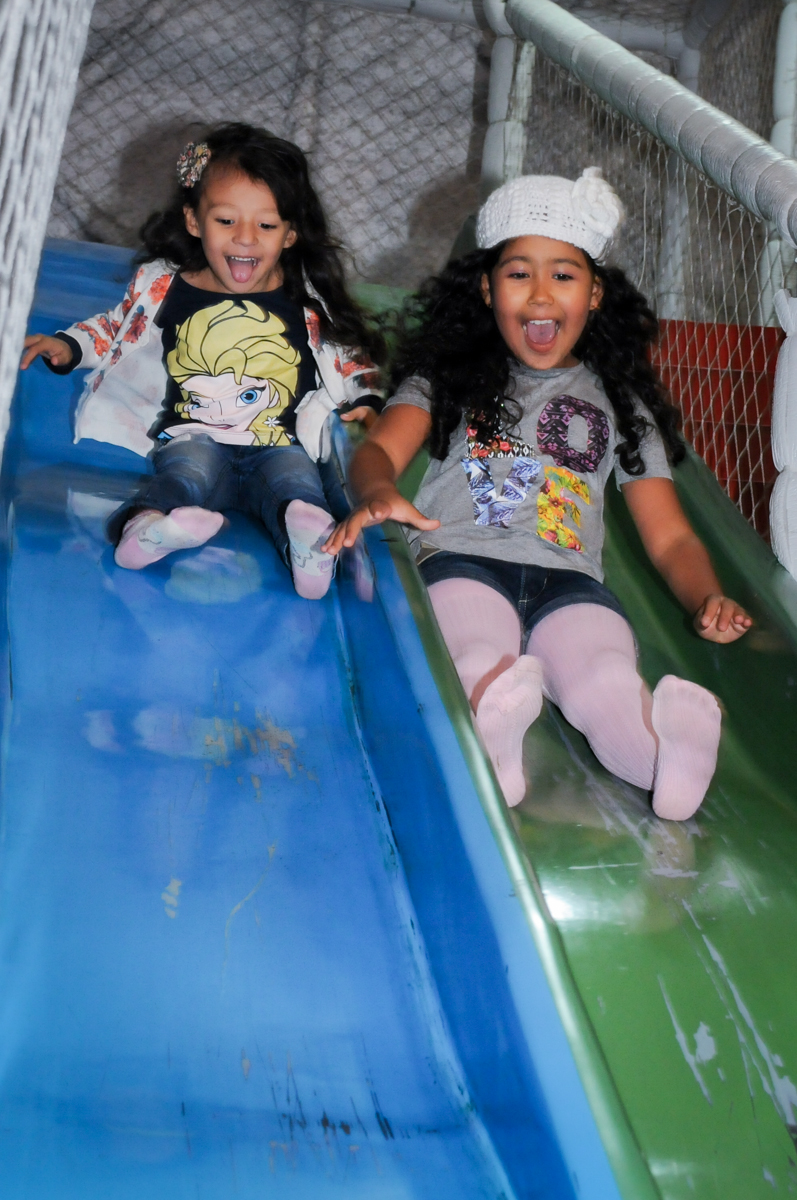 escorregador disputado no Buffet Fábrica da Alegria, Osasco,SP, festa infantil, tema os vingadores, Lucas 5 anos