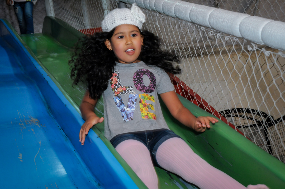 amiguinha também brinca no corregador no Buffet Fábrica da Alegria, Osasco,SP, festa infantil, tema os vingadores, Lucas 5 anos