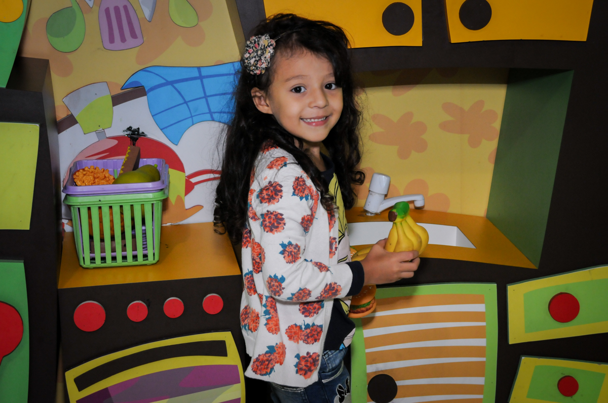 pose para foto no mercadinho do Buffet Fábrica da Alegria, Osasco,SP, festa infantil, tema os vingadores, Lucas 5 anos