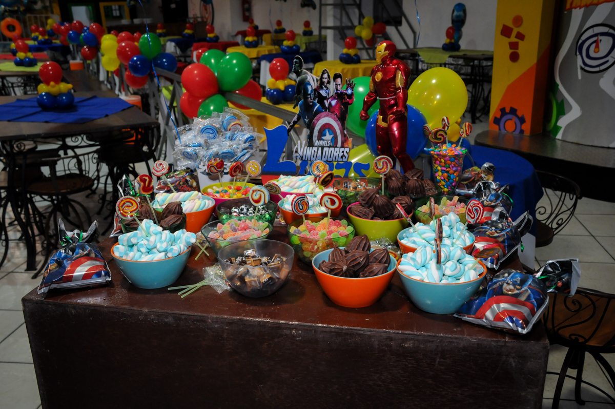 mesa de guloseimas no Buffet Fábrica da Alegria, Osasco,SP, festa infantil, tema os vingadores, Lucas 5 anos