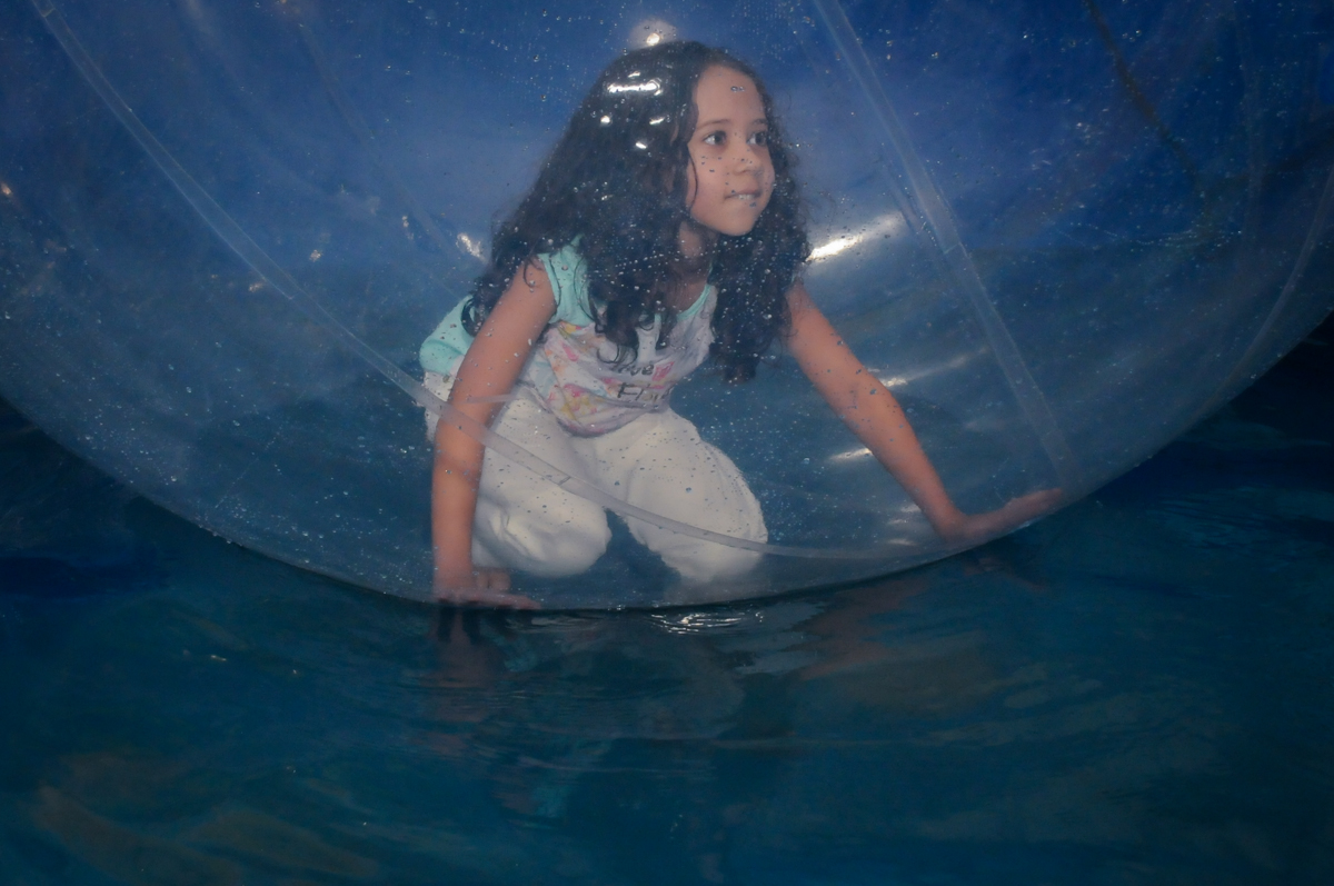 brincando no aquabol no Buffet Fábrica da Alegria, Osasco,SP, festa infantil, tema os vingadores, Lucas 5 anos