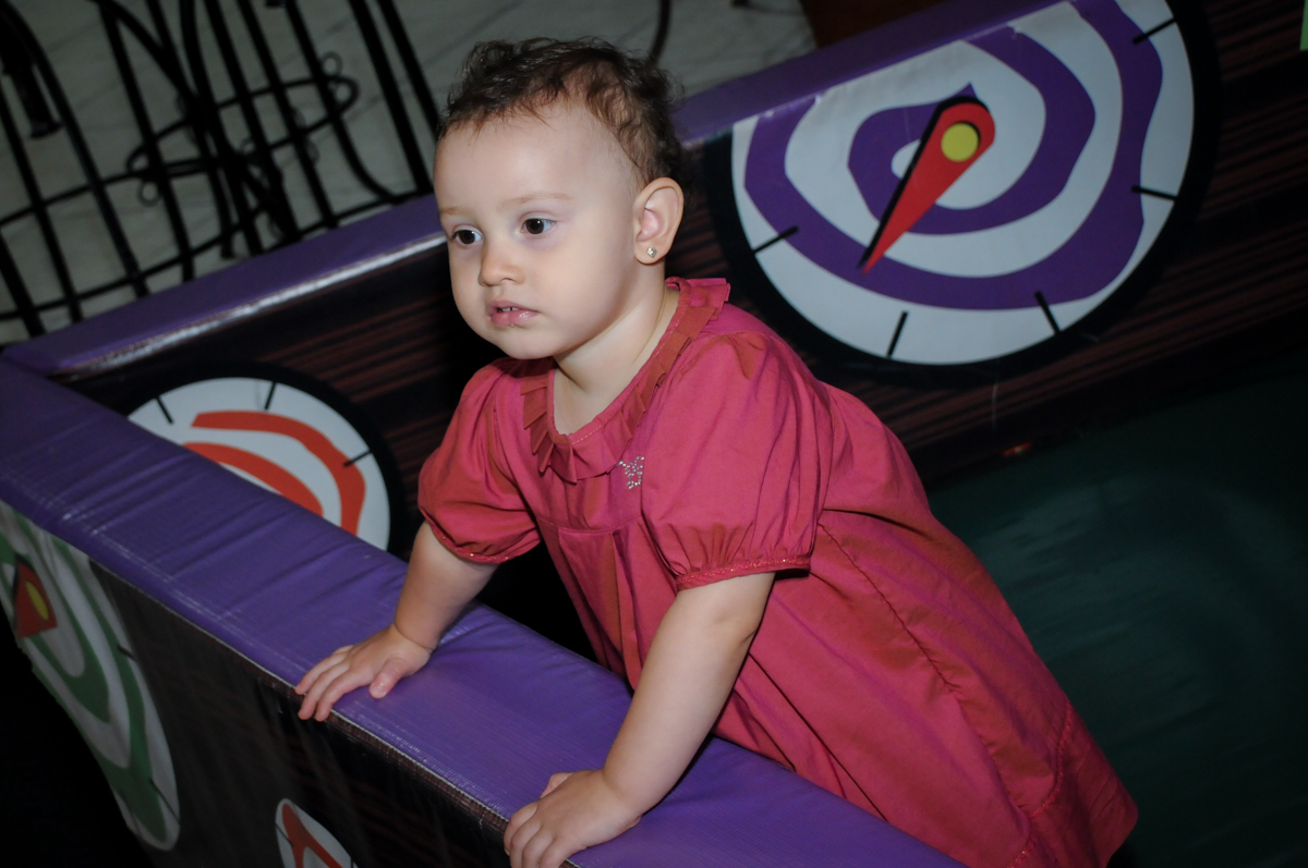 A bebê também se diverte na área baby do Buffet Fábrica da Alegria, Osasco,SP, festa infantil, tema os vingadores, Lucas 5 anos