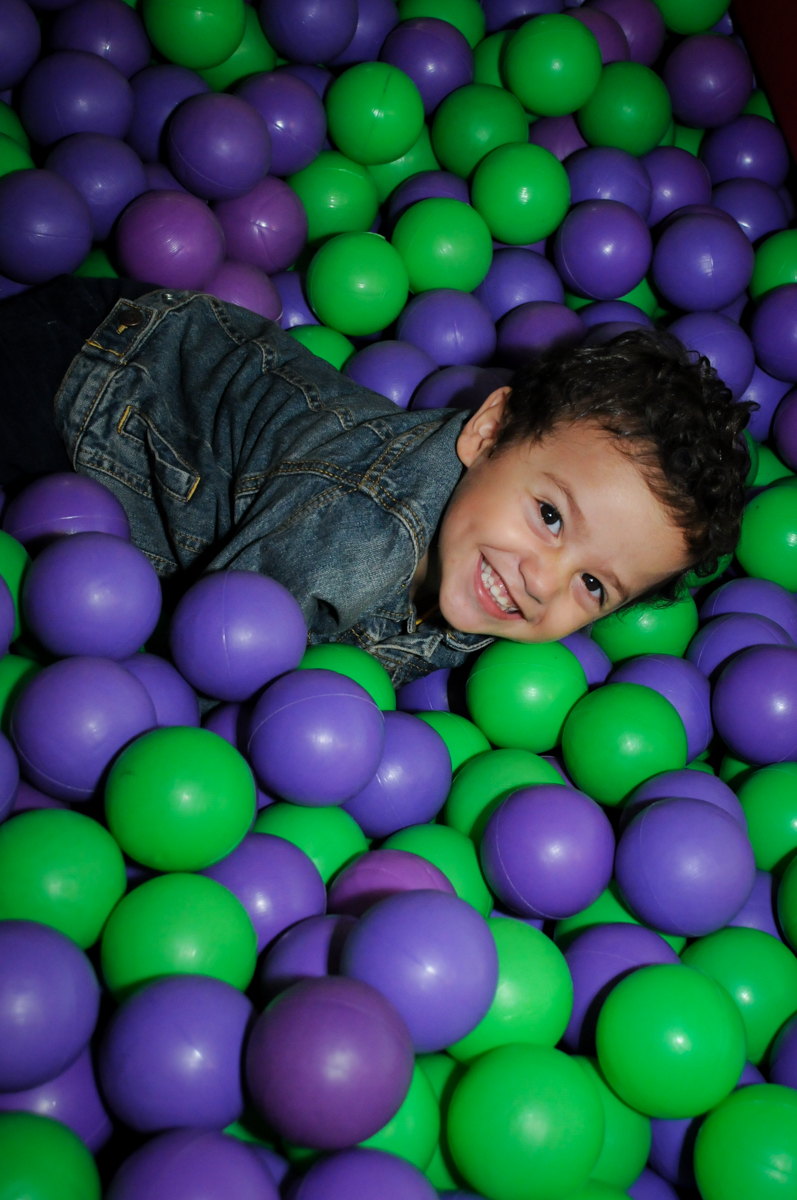 diversão na picina de bolinha no Buffet Fábrica da Alegria, Osasco,SP, festa infantil, tema os vingadores, Lucas 5 anos