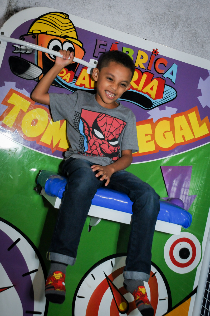 muito bom brincar no tombo legal do Buffet Fábrica da Alegria, Osasco,SP, festa infantil, tema os vingadores, Lucas 5 anos