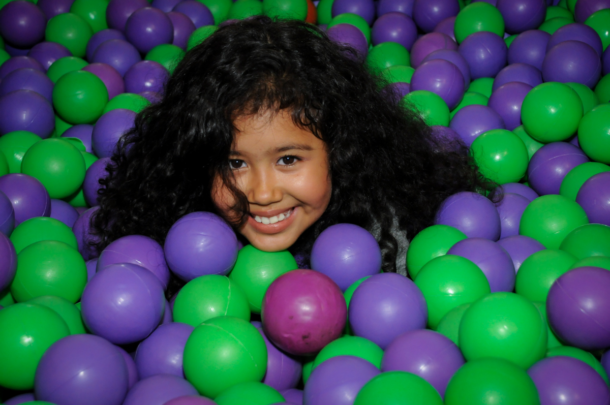 mais uma criança brincando na piscina de bolinha no Buffet Fábrica da Alegria, Osasco,SP, festa infantil, tema os vingadores, Lucas 5 anos