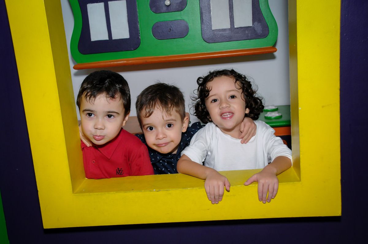foto divertia na janela da casinha no Buffet Fábrica da Alegria, Osasco,SP, festa infantil, tema os vingadores, Lucas 5 anos