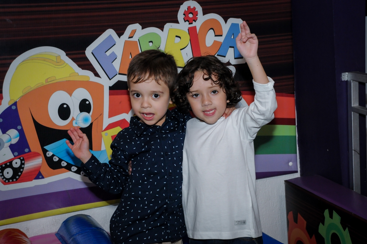 foto com o amigo no Buffet Fábrica da Alegria, Osasco,SP, festa infantil, tema os vingadores, Lucas 5 anos