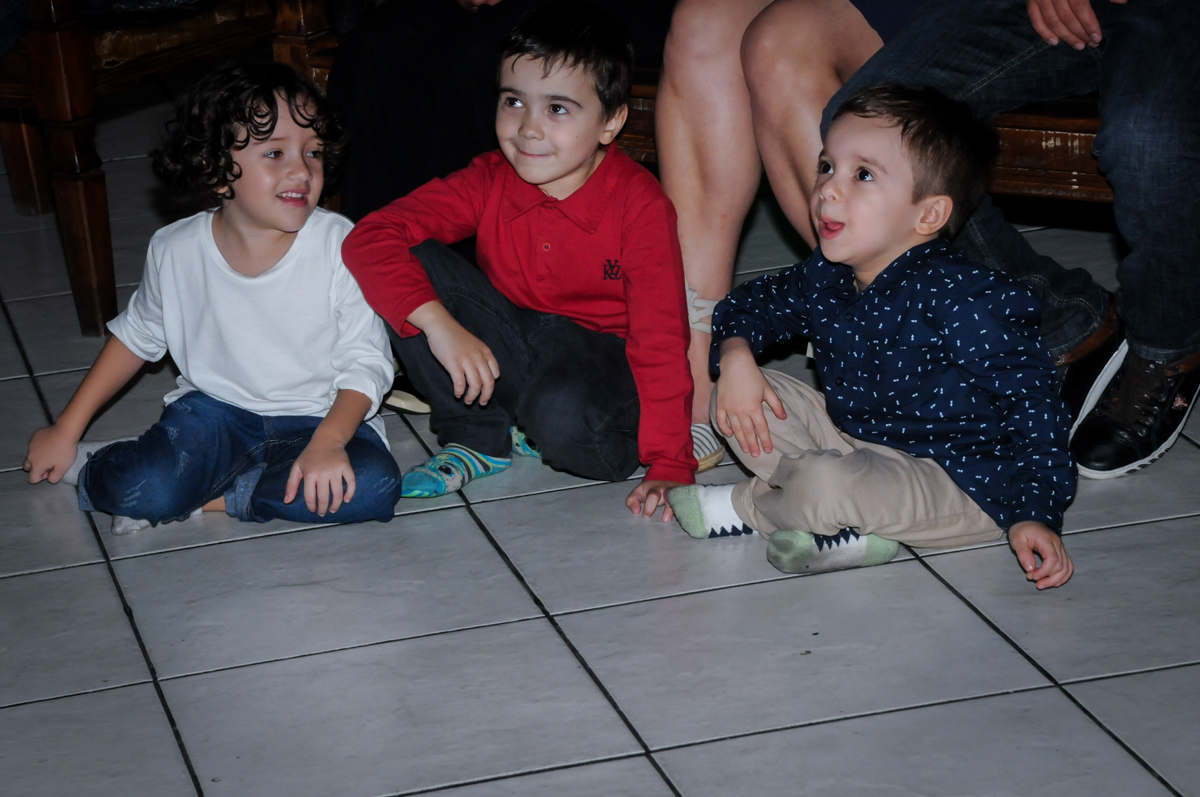 assistindo a retrospectiva no Buffet Fábrica da Alegria, Osasco,SP, festa infantil, tema os vingadores, Lucas 5 anos