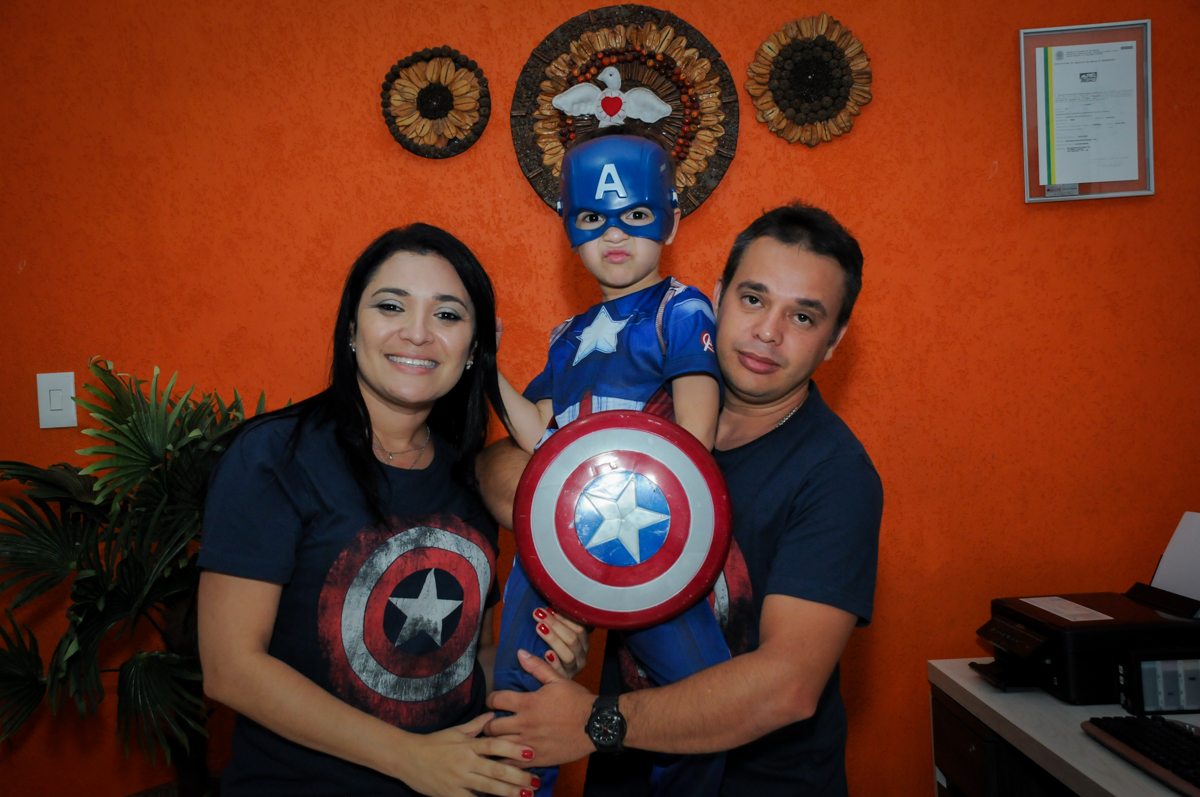 hora de cantar o parabéns no Buffet Fábrica da Alegria, Osasco,SP, festa infantil, tema os vingadores, Lucas 5 anos