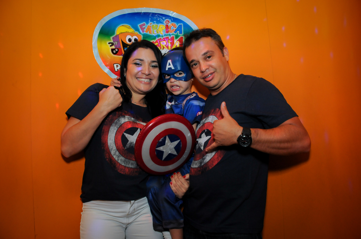 família feliz na hora do parabéns no Buffet Fábrica da Alegria, Osasco,SP, festa infantil, tema os vingadores, Lucas 5 anos