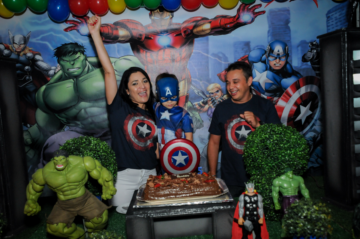 muita alegria na hora do parabéns no Buffet Fábrica da Alegria, Osasco,SP, festa infantil, tema os vingadores, Lucas 5 anos