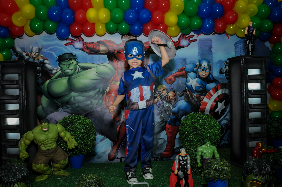 fotografia do aniversariante com a fantazia do homm américa no Buffet Fábrica da Alegria, Osasco,SP, festa infantil, tema os vingadores, Lucas 5 anos